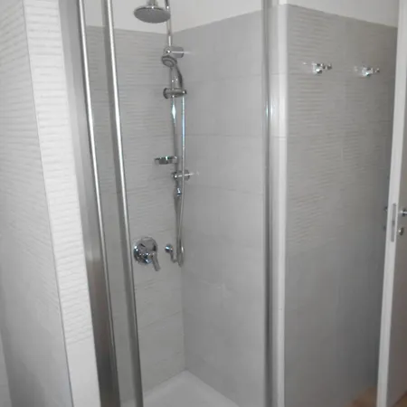 Domus Iarovalvi Apartment *